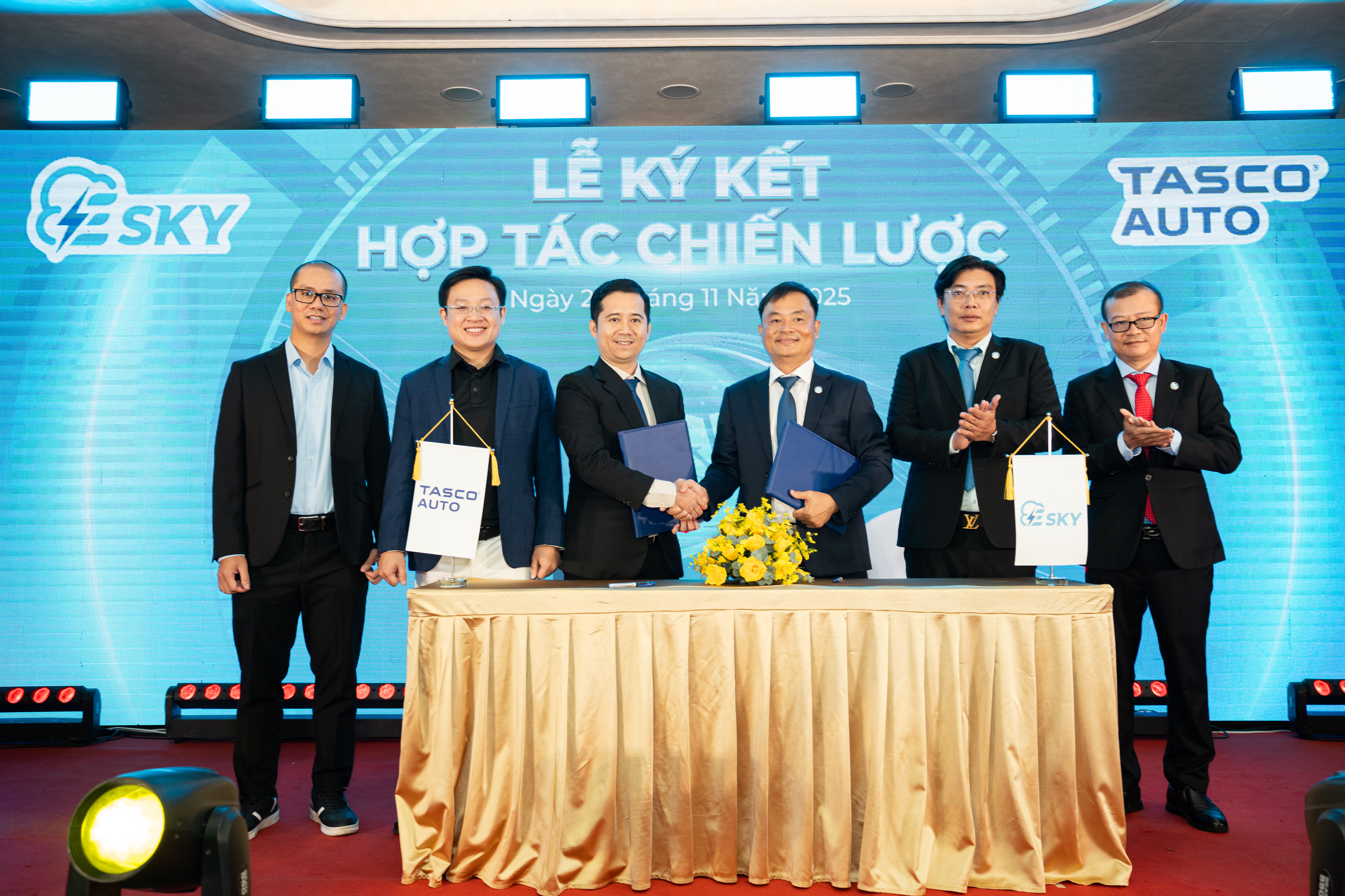 Tasco Auto và Esky ký hợp tác phát triển hệ thống hạ tầng trạm sạc nhanh cho xe điện tại Việt Nam