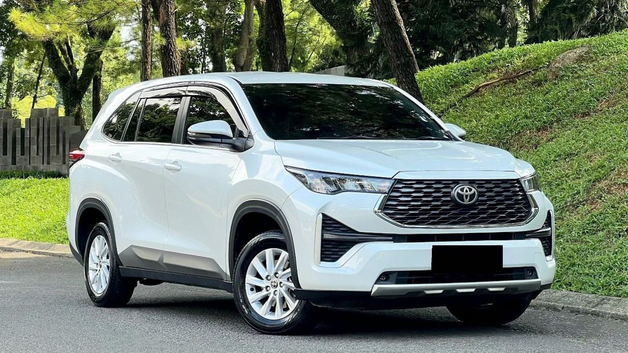 Toyota tung Innova Cross 2.0G cạnh tranh Mitsubishi Destinator vừa ra mắt