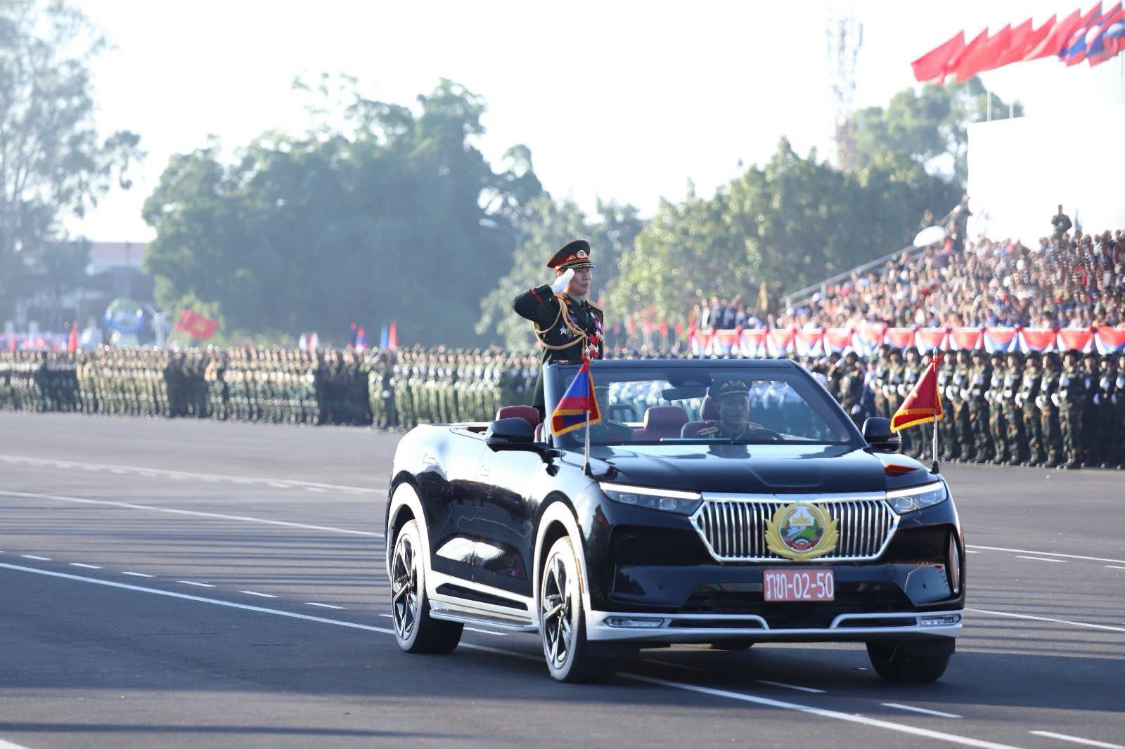 Xe điện Việt Nam nổi bật tại lễ diễu binh, diễu hành kỷ niệm Quốc khánh Lào