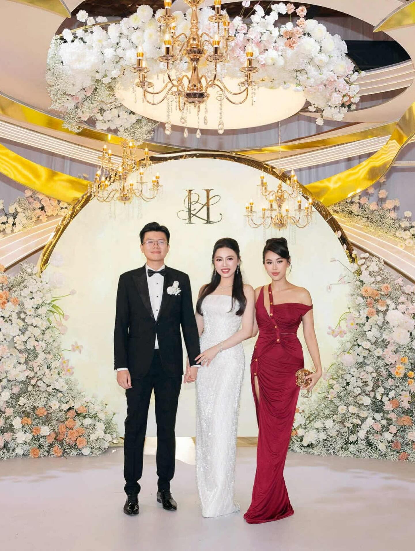 Tiên Nguyễn diện đầm nghìn đô đi đám cưới, màn đọ sắc bên cô dâu nghìn tỷ gây sốt MXH