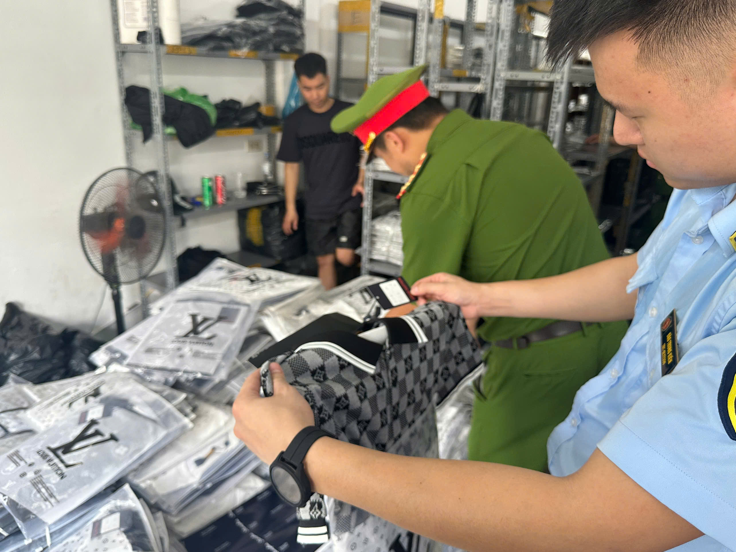 “Tuyên chiến không khoan nhượng” với buôn lậu, gian lận thương mại, hàng giả