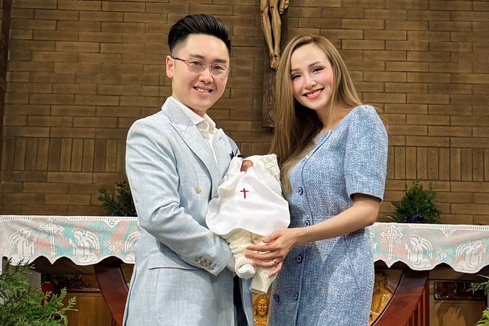 Hoa hậu Vbiz lấy lại vóc dáng sau khi sinh được 2 tuần, nhan sắc khiến ai cũng trầm trồ