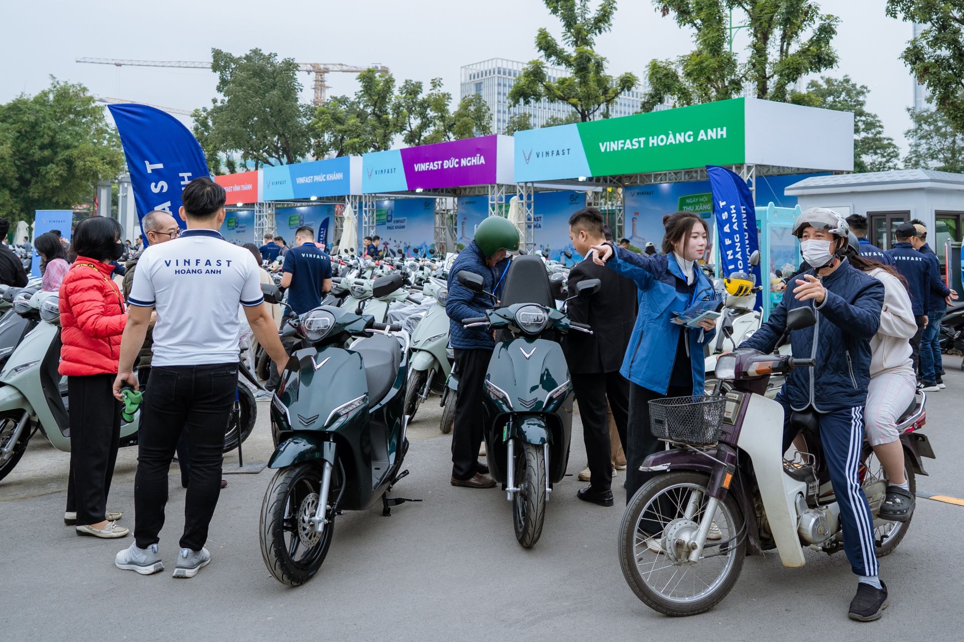 Hài lòng với 2 ô tô điện đã có, vị khách cho luôn xe máy xăng “lên đường” tại ngày hội thu xăng đổi điện