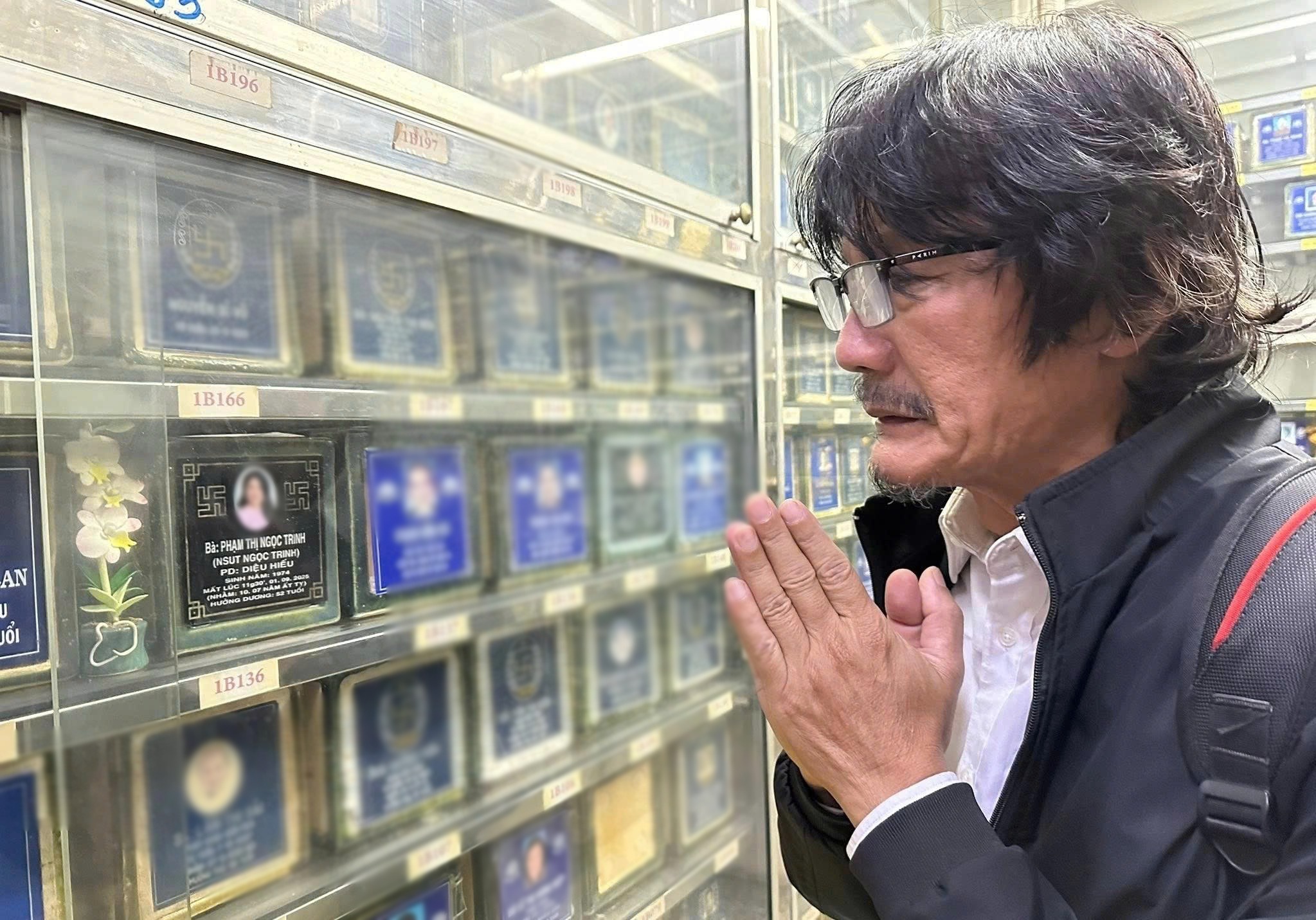 Người cũ khóc nghẹn tại 100 ngày lễ tang Ngọc Trinh