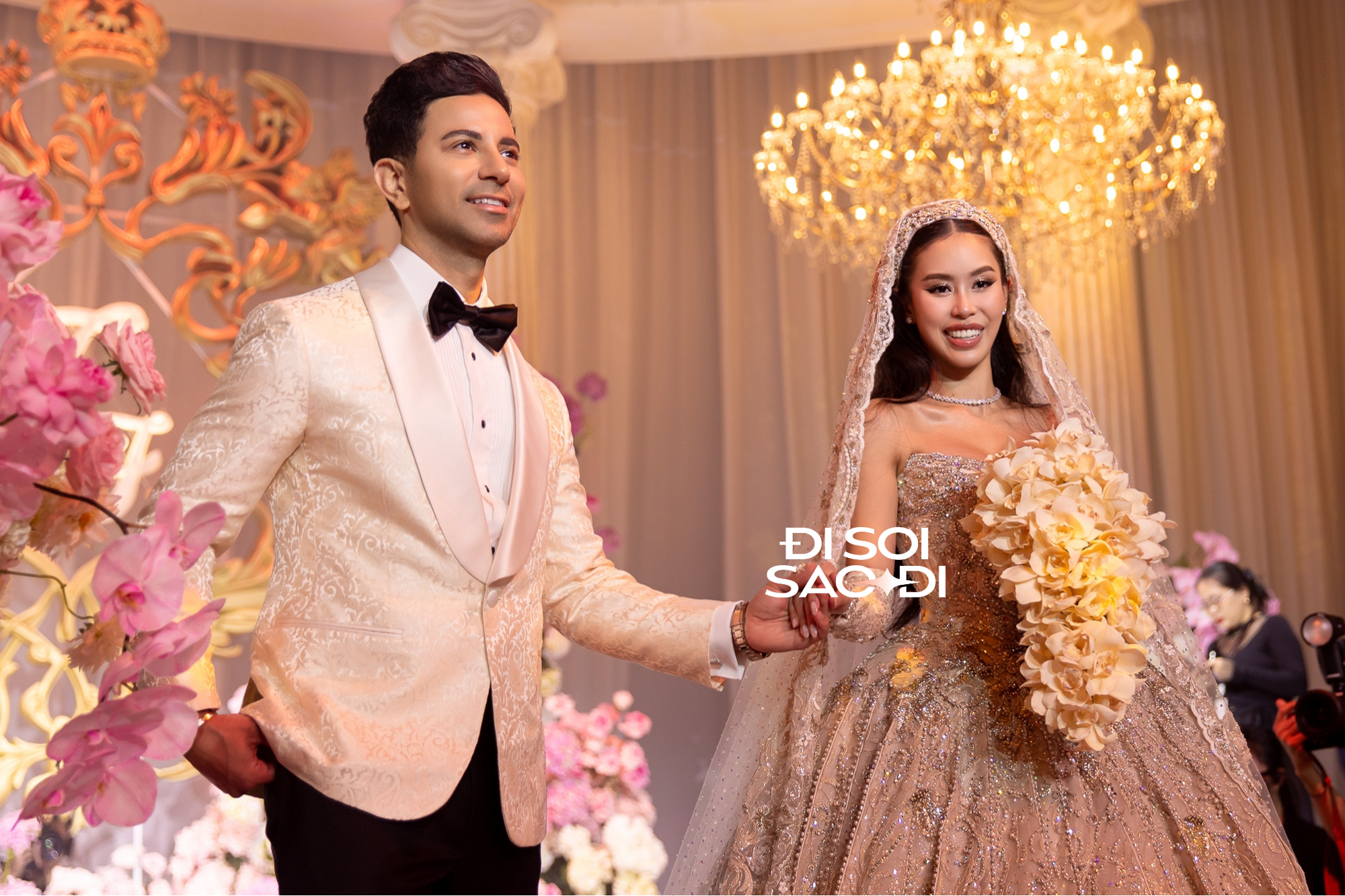 Tiên Nguyễn gặp sự cố với chiếc váy cưới sát giờ tổ chức hôn lễ ở Đà Nẵng