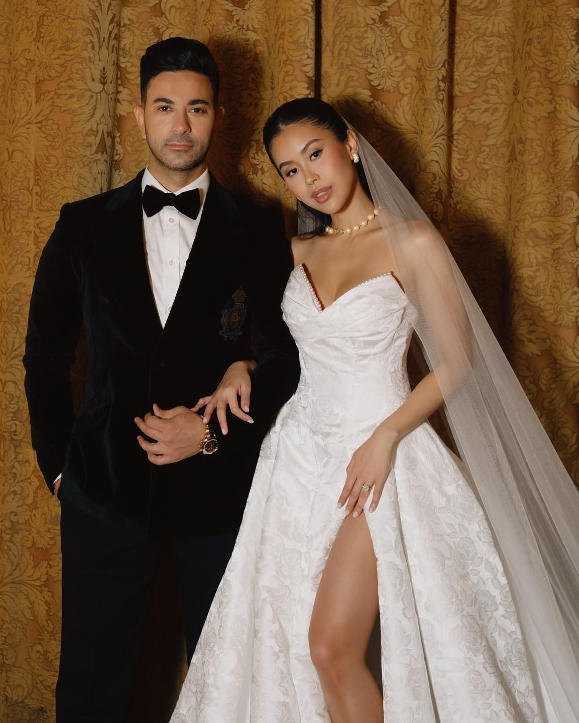 Bóc giá loạt phụ kiện đắt xắt ra miếng chồng Tiên Nguyễn đeo trong hôn lễ