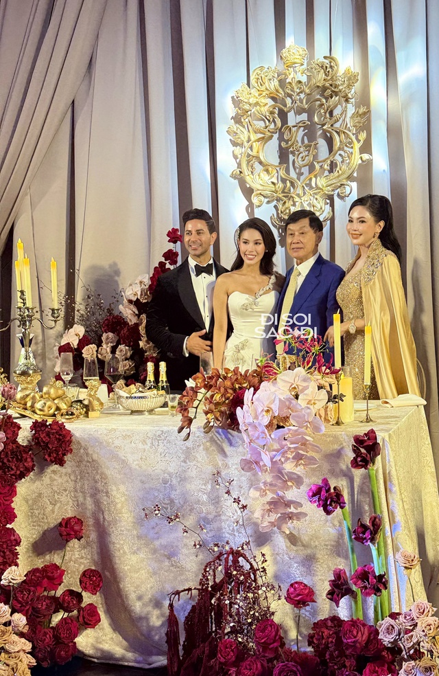 Mẹ tỷ phú của Tiên Nguyễn đẹp xuất sắc trong hôn lễ của con gái ở Đà Nẵng