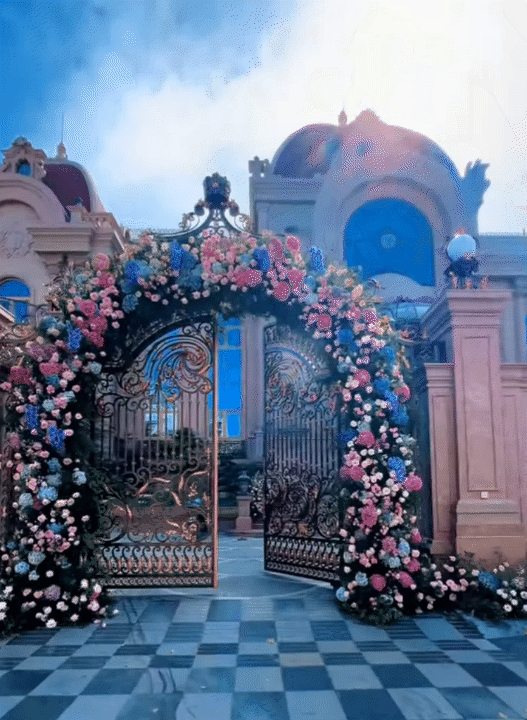 Dân mạng lóa mắt trước cổng rạp cưới xa hoa ở Bình Thuận