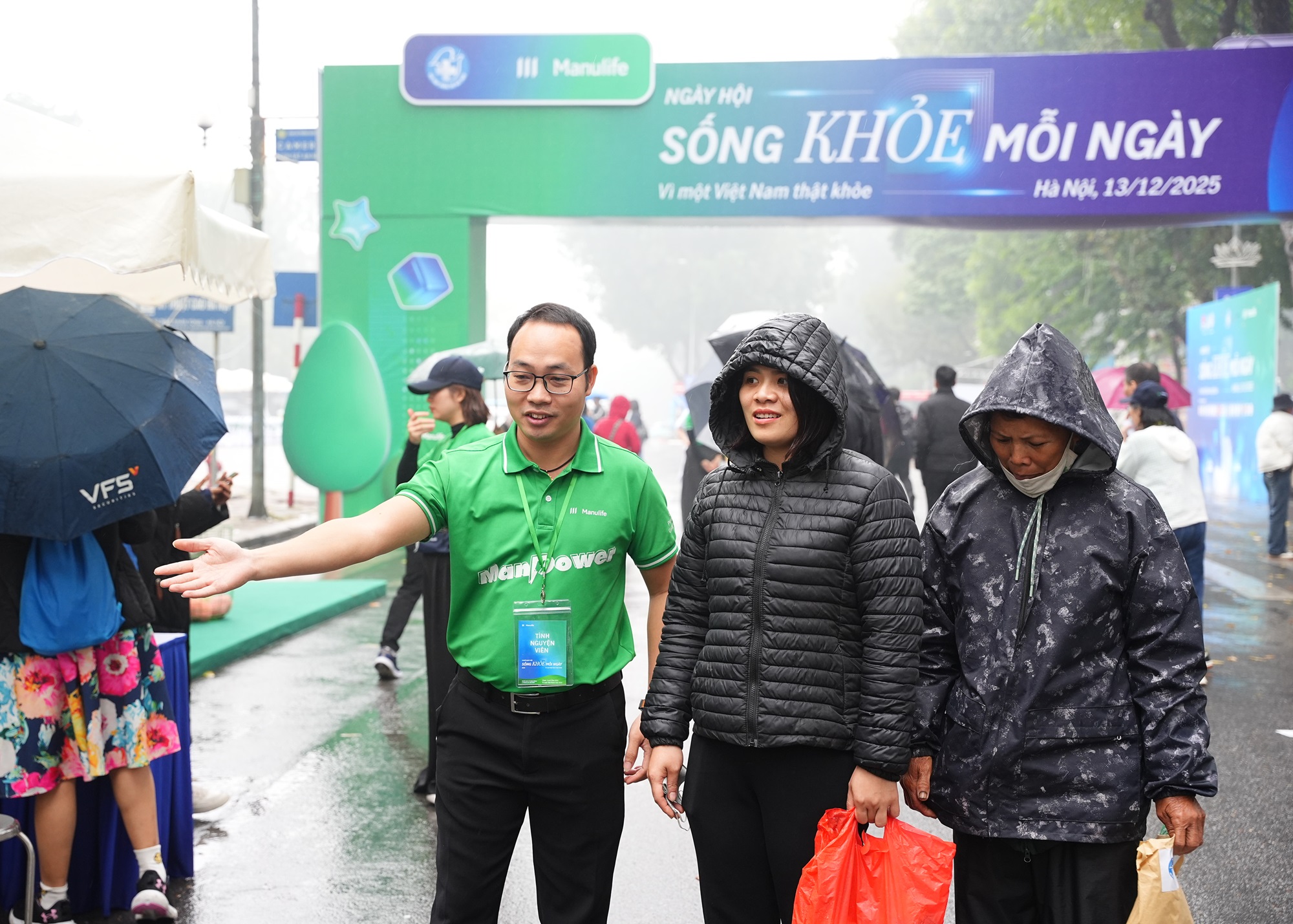 Manulife tổ chức khám sức khỏe miễn phí cho hơn 3.000 người dân Thủ đô