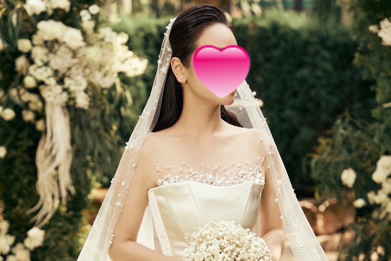 Phú bà Vbiz bất ngờ diện váy cưới sau khi ly hôn, tò mò danh tính chú rể