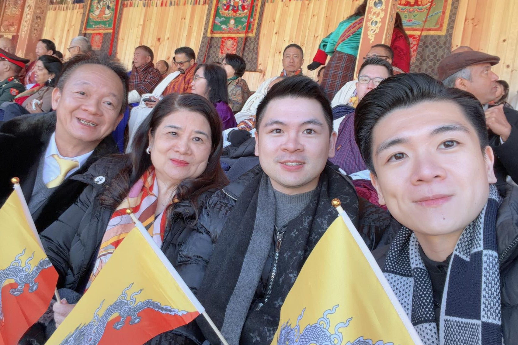 Bức ảnh toát mùi quyền lực về gia đình 4 thành viên của bầu Hiển gây sốt khắp MXH