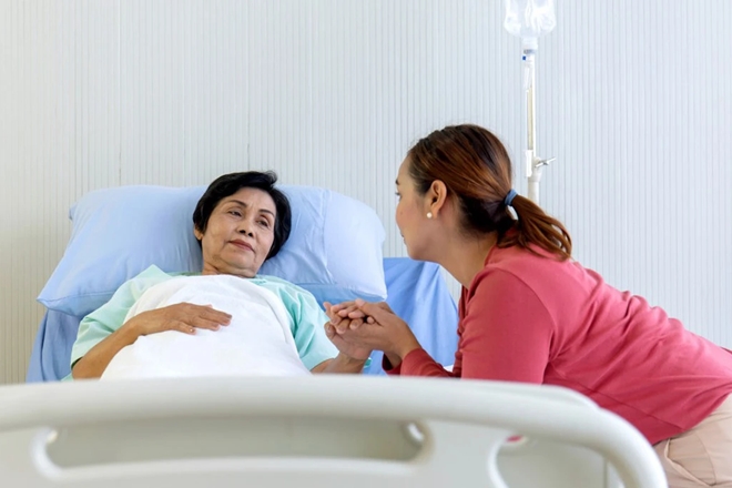 Bị ngã phải nhập viện, tôi quyết định thuê người chăm sóc mà không nhờ con dâu