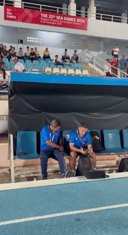 Khoảnh khắc HLV Mai Đức Chung mệt mỏi ngồi cabin sau trận thua của tuyển Việt Nam