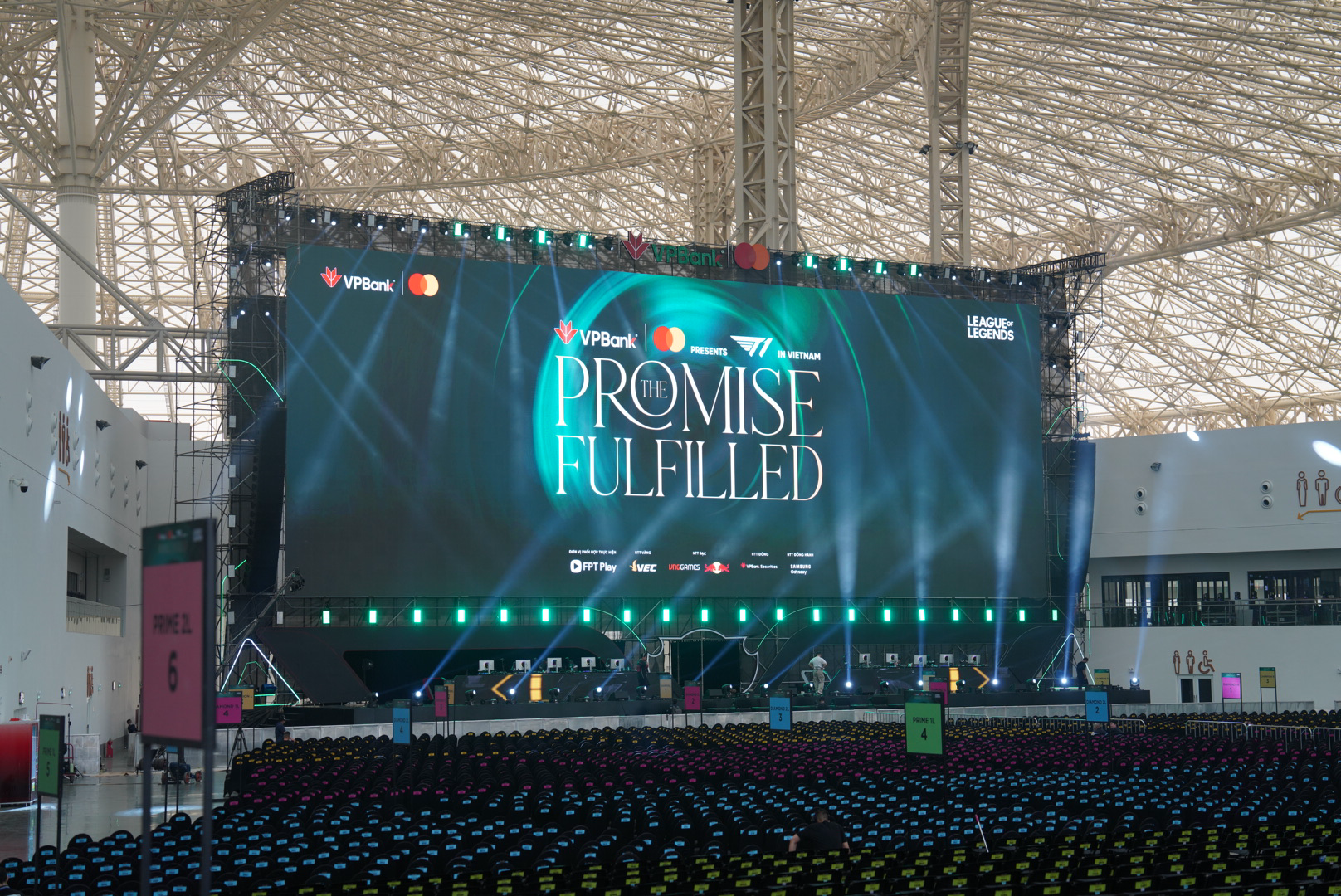 Choáng ngợp sân khấu đại tiệc eSports VPBank Presents T1 in Vietnam The Promise Fulfilled