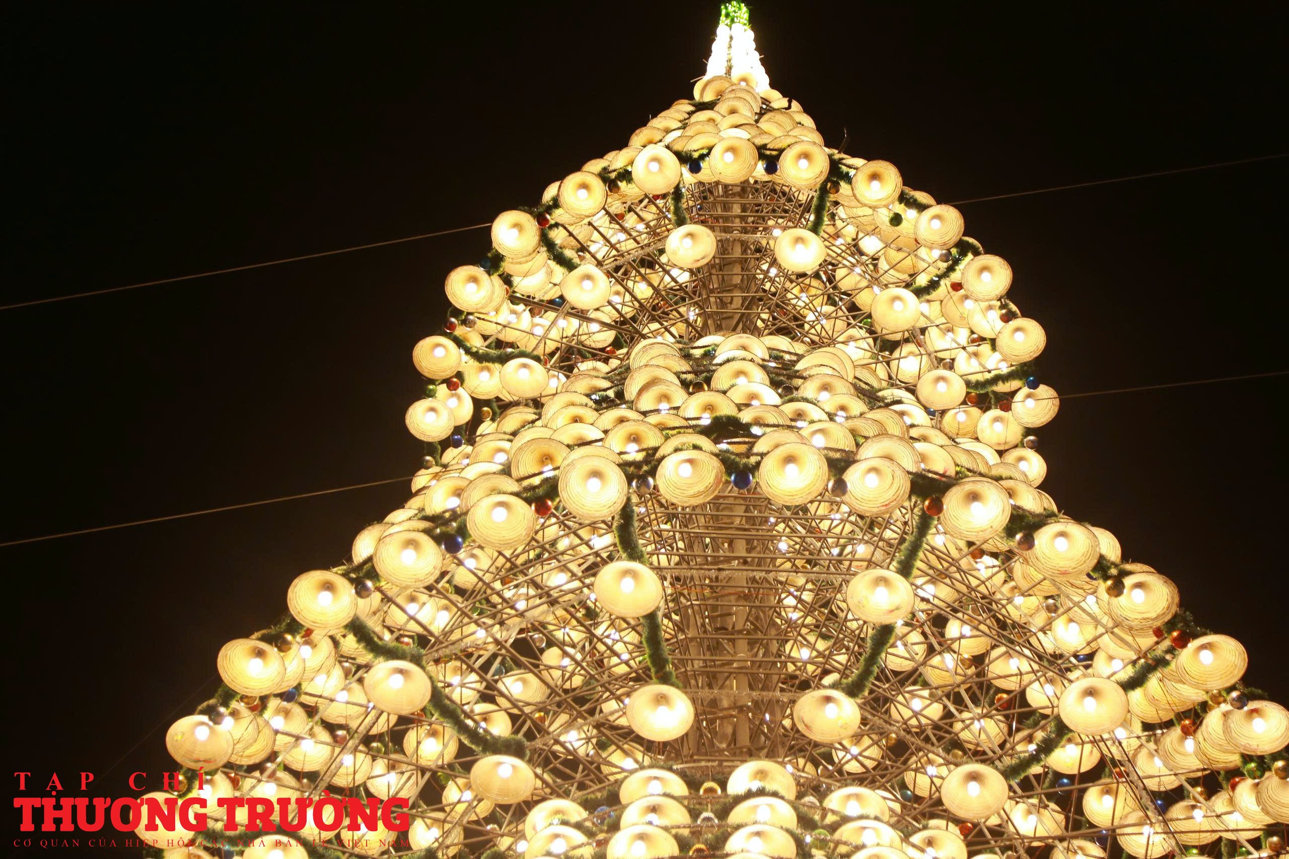 Đồng Nai Cây thông Noel làm từ 3.000 chiếc nón lá thu hút người dân và du khách