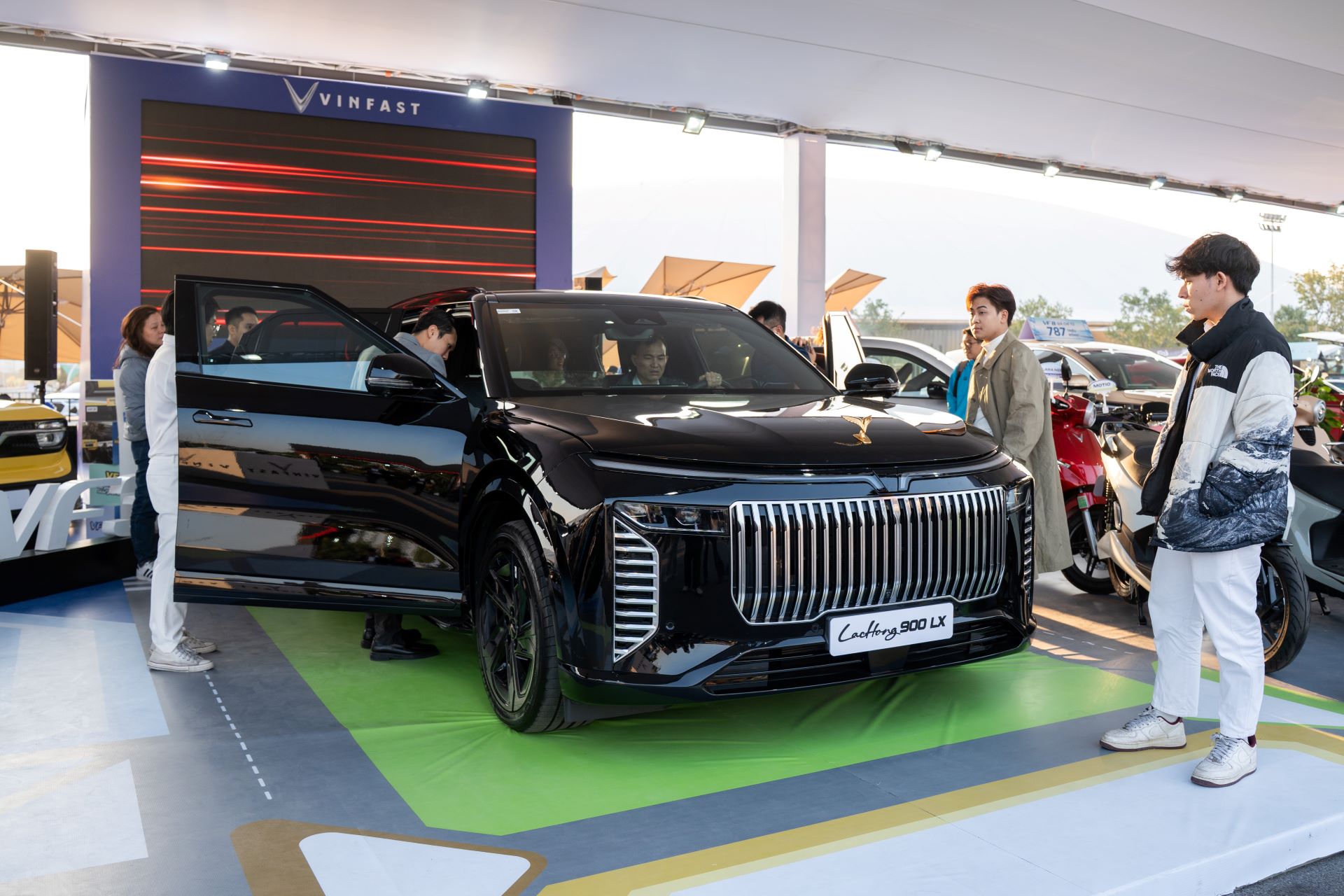 Sôi động không gian trải nghiệm xe điện VinFast tại Vietnam Mobility Show Đủ sản phẩm từ xe máy đến xe ô tô, có mẫu dành cho nguyên thủ