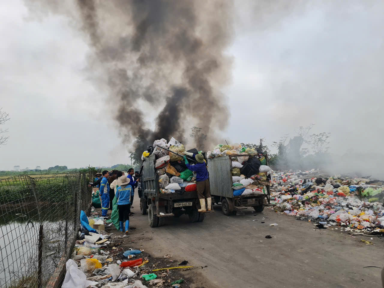Bãi rác xã Bình Minh Hà Nội Ô nhiễm kéo dài sau khi phân cấp quản lý vệ sinh môi trường 