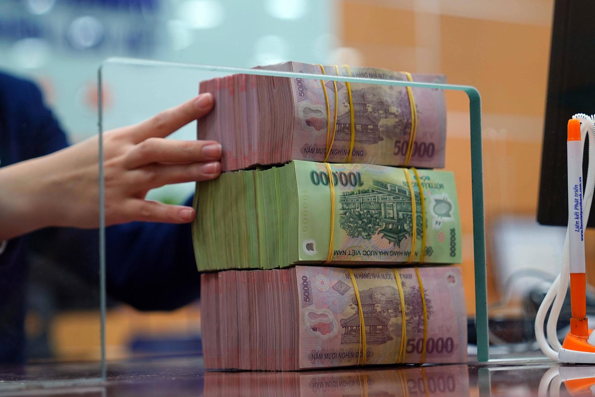 Tín dụng lập đỉnh, áp lực thanh khoản dâng cao