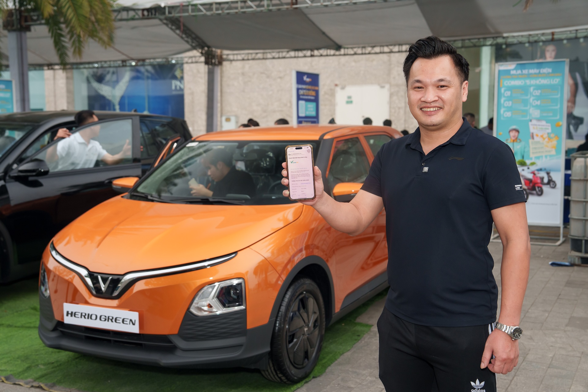 Càng chạy càng lời, tài xế dịch vụ rộng đường tiết kiệm chi phí với xe VinFast Green