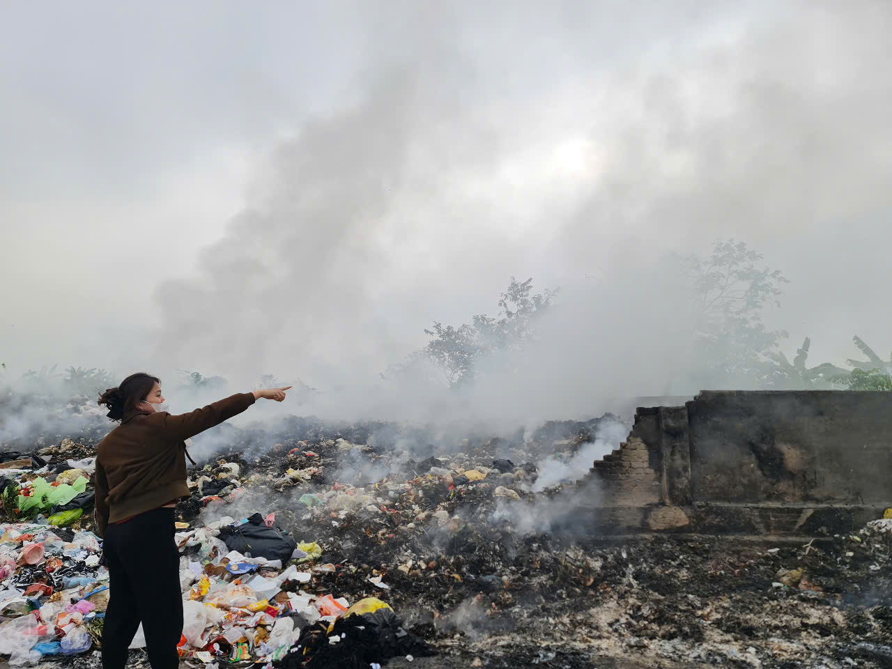 Xã Bình Minh (Hà Nội) Người dân kiến nghị di dời bãi tập kết rác vì quá gần khu dân cư