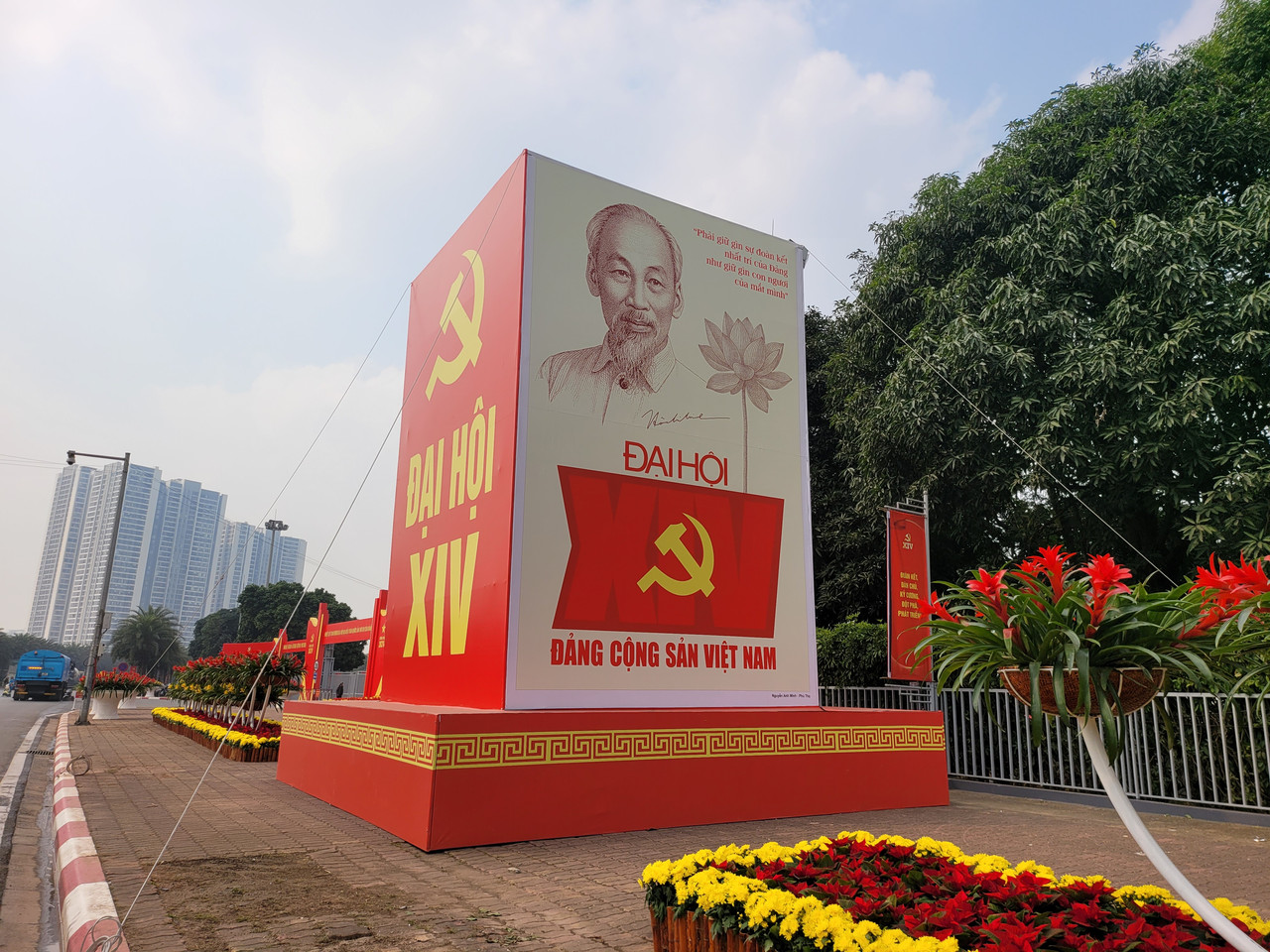 Hà Nội rực rỡ cờ hoa chào mừng Đại hội XIV của Đảng