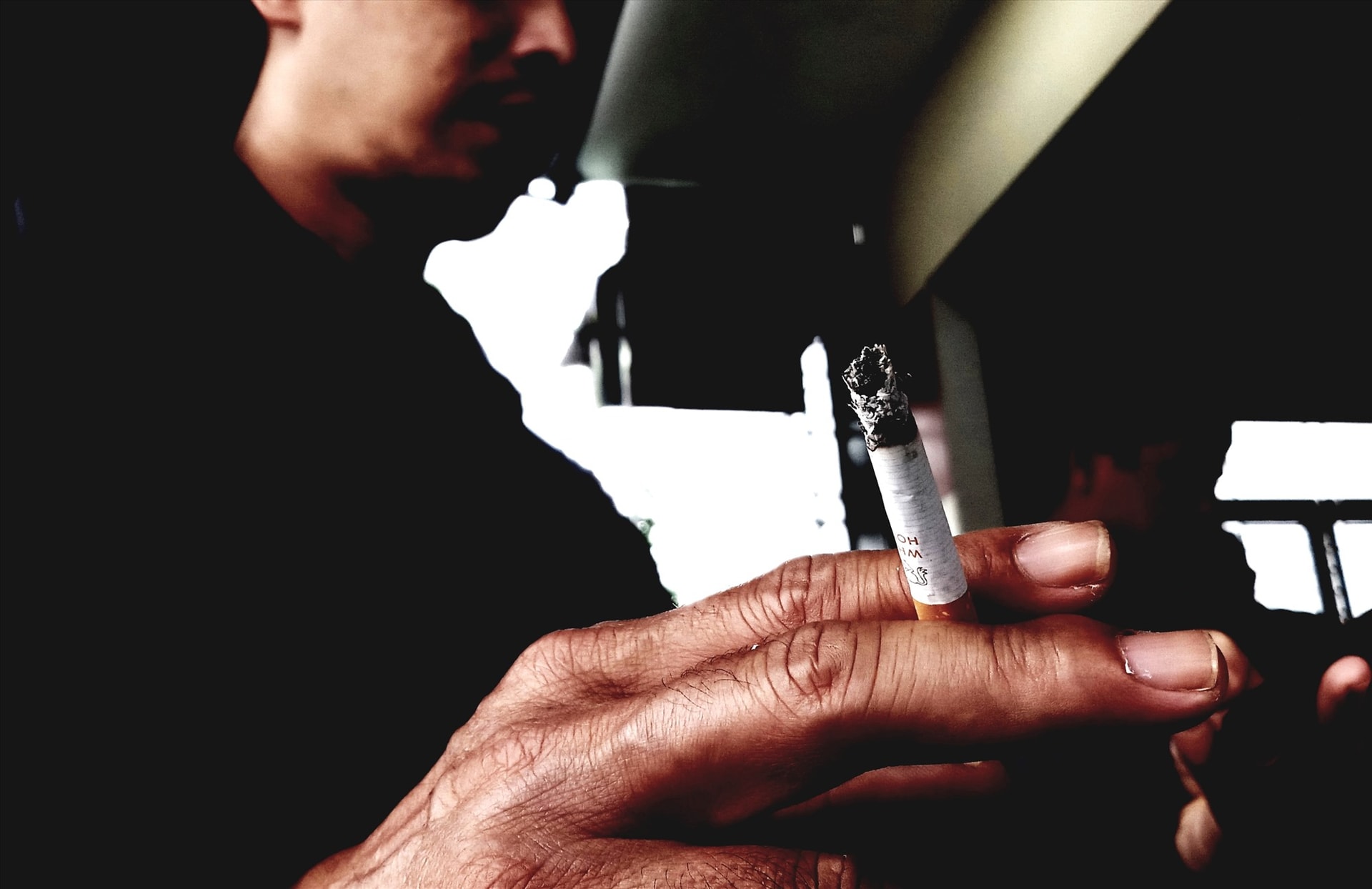 Siết chặt không gian hút thuốc và điểm bán Đề xuất mở rộng lệnh cấm toàn diện