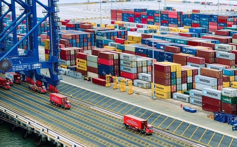 Xuất nhập khẩu tháng 1 tăng mạnh, cán cân thương mại chuyển sang nhập siêu