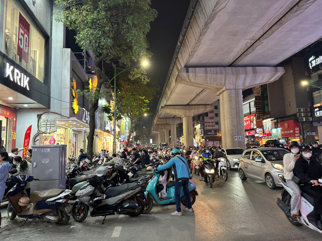 Cận Tết, giới trẻ Hà Nội “đổ” đổ xô mua sắm, khách vẫn thích đến tận cửa hàng để cảm nhận