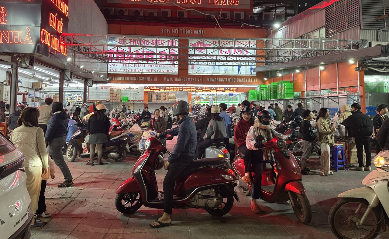 Khó khăn tài chính người tiêu dùng sắm Tết tại siêu thị bình dân