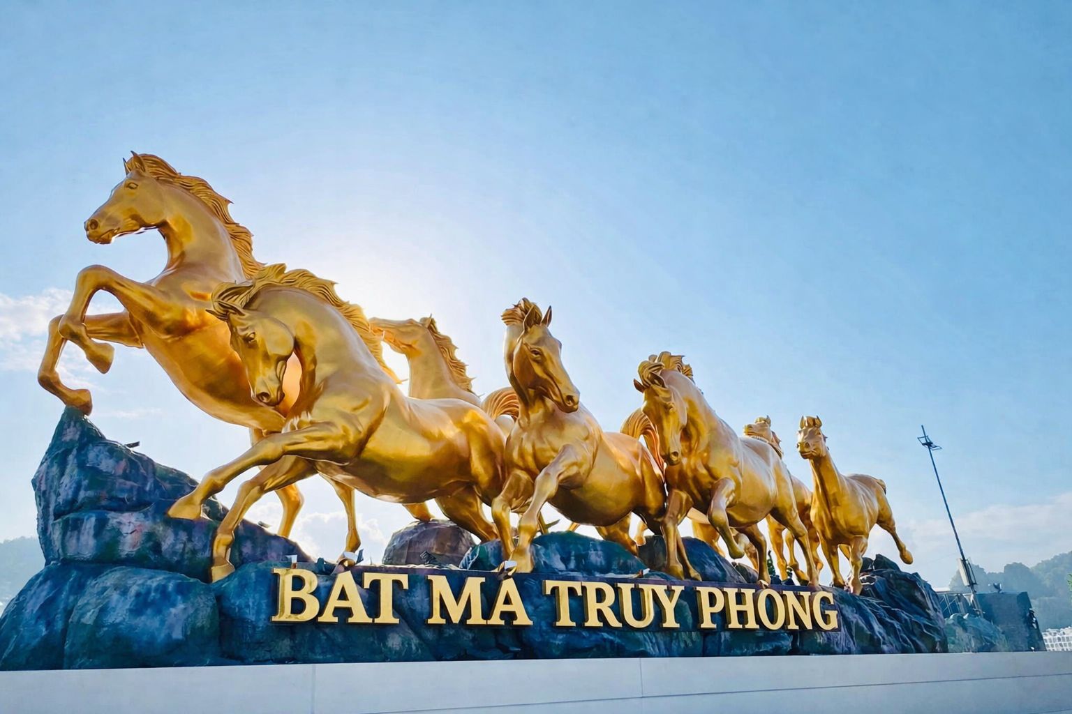 Con ngựa quay đầu nhìn gì khi cả đoàn đang tiến lên