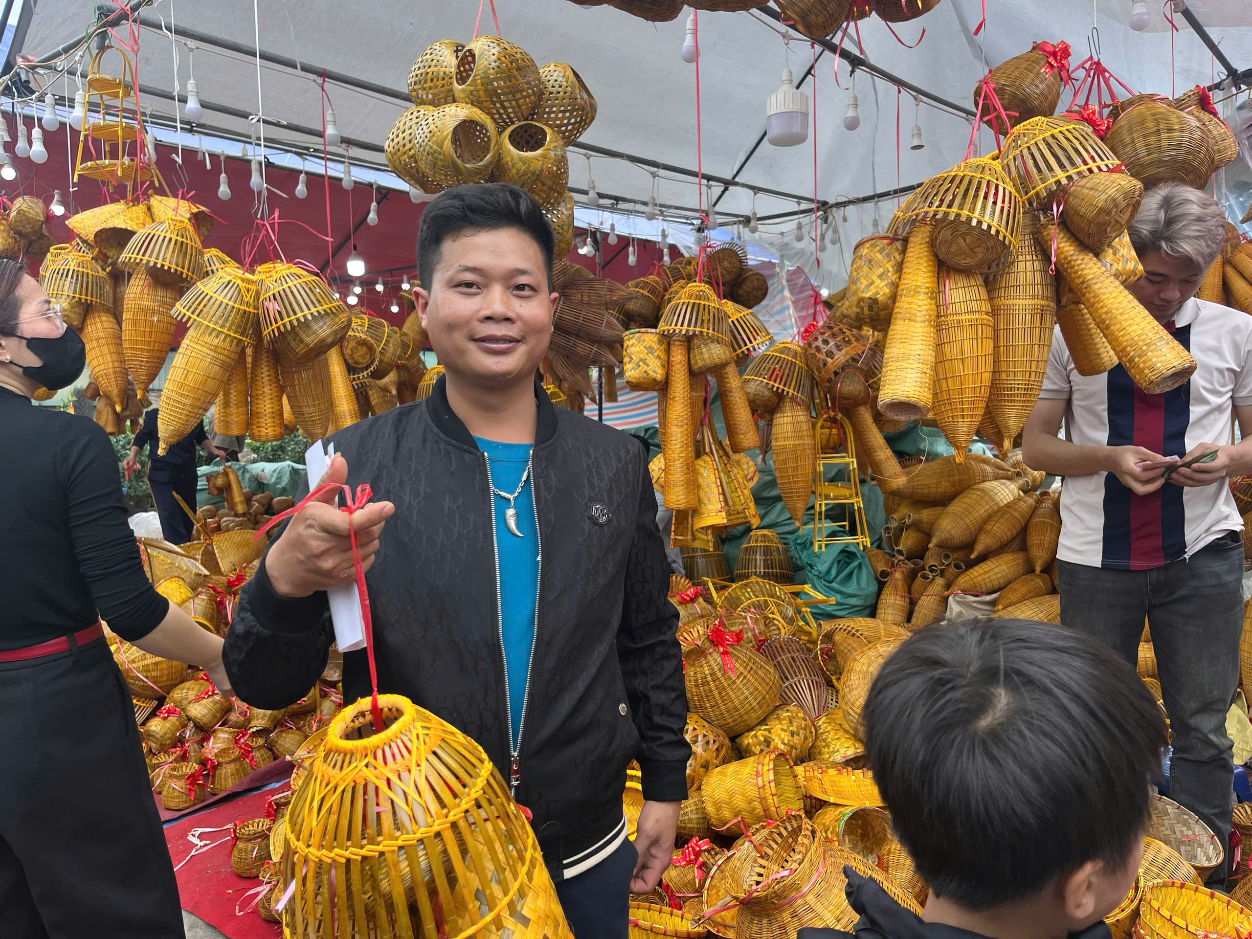 Chợ Viềng Mua may, bán đắt và sức mạnh của niềm tin