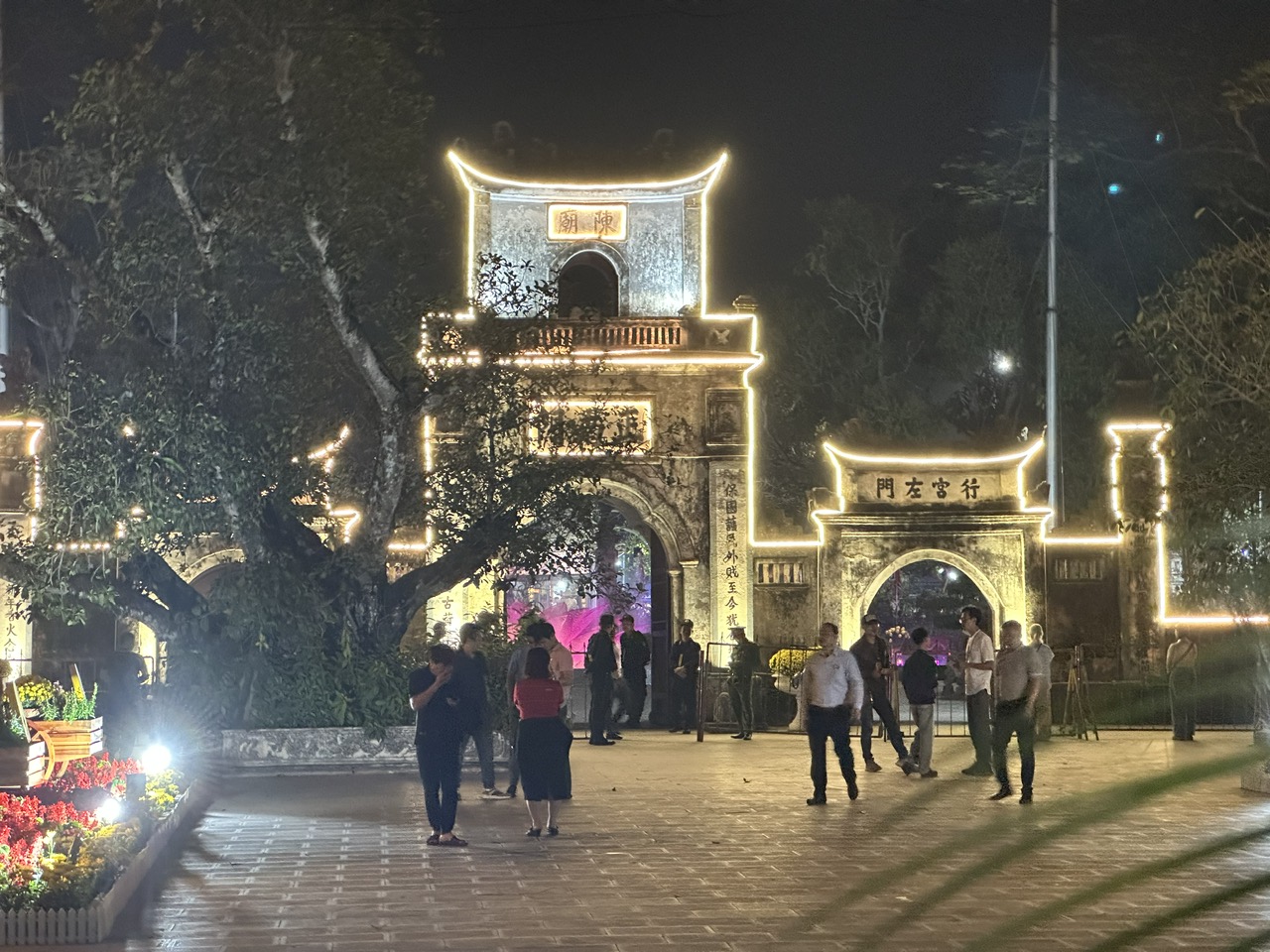 Theo dòng người trẩy hội đền Trần và sự nhạy bén của tiểu thương