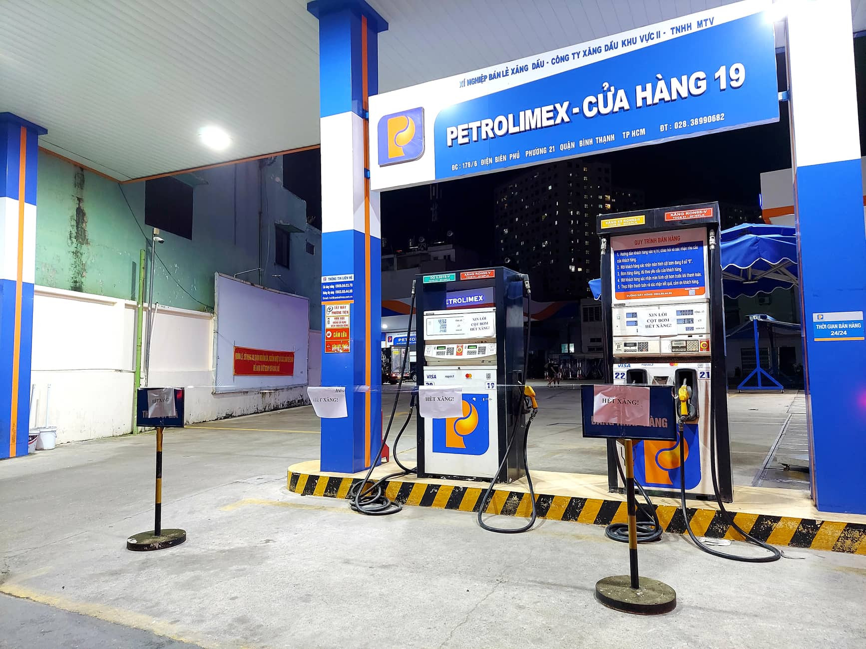 Lo ngại giá xăng dầu leo thang, người dân đi mua tích trữ