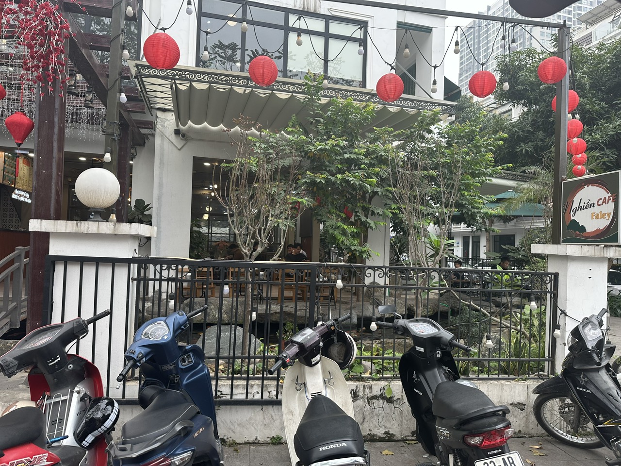 Vì sao quán cà phê có không gian lớn thường hút khách hơn trên cùng một dãy phố