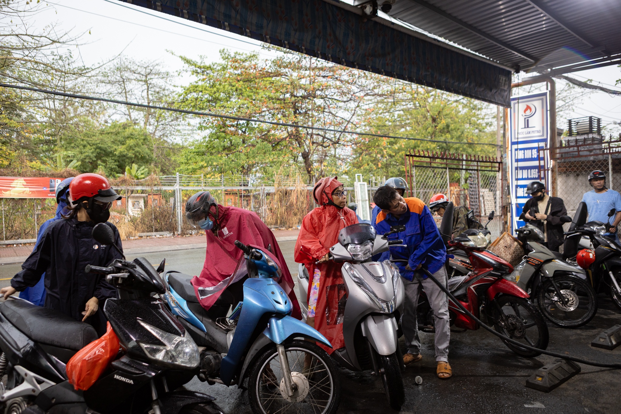 Giá xăng dầu tăng cao, áp lực đè nặng lên doanh nghiệp và bữa cơm của người dân