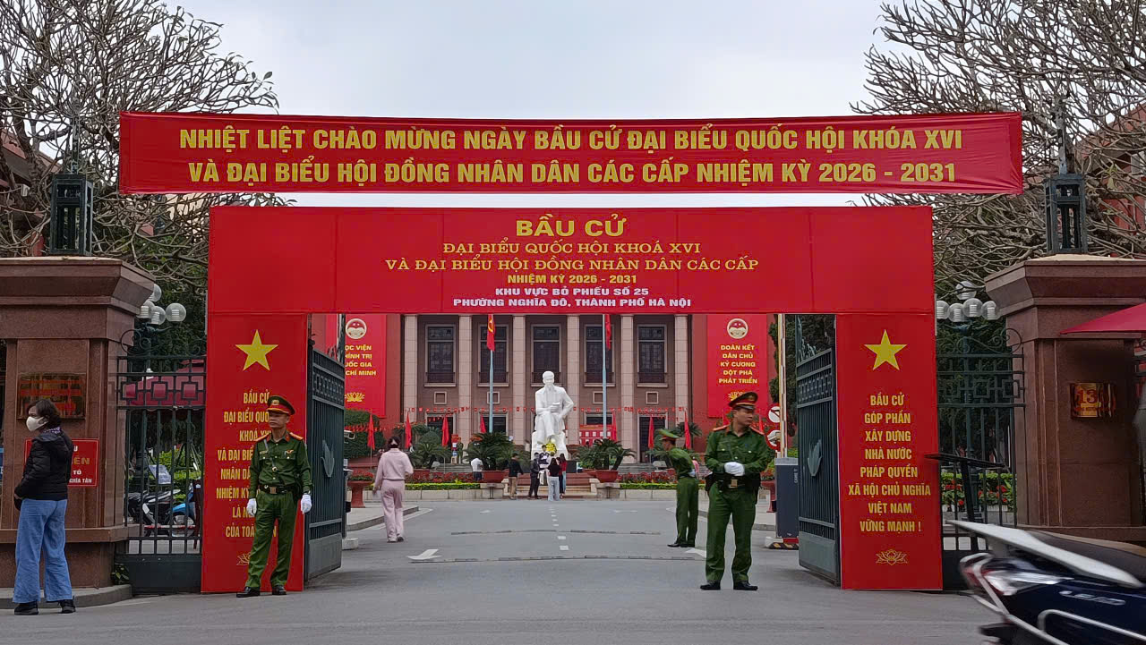 Lá phiếu đầu tiên của cử tri trẻ Hà Nội