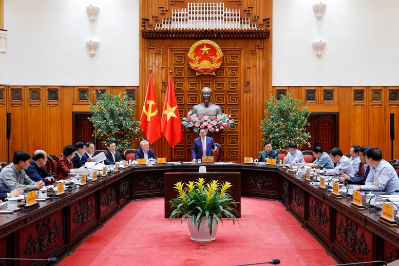 Thủ tướng yêu cầu dứt khoát không để thiếu xăng dầu, xem xét bố trí ngân sách để hỗ trợ bình ổn giá