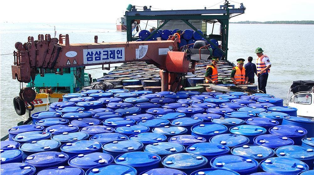 Xử lý nghiêm hành vi buôn lậu, vận chuyển trái phép xăng dầu qua biên giới