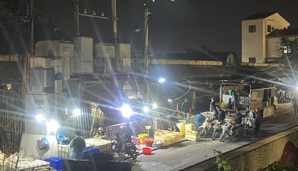 “Chợ ngoài chợ” tại Long Biên: Thị trường méo mó, an toàn bị treo lơ lửng