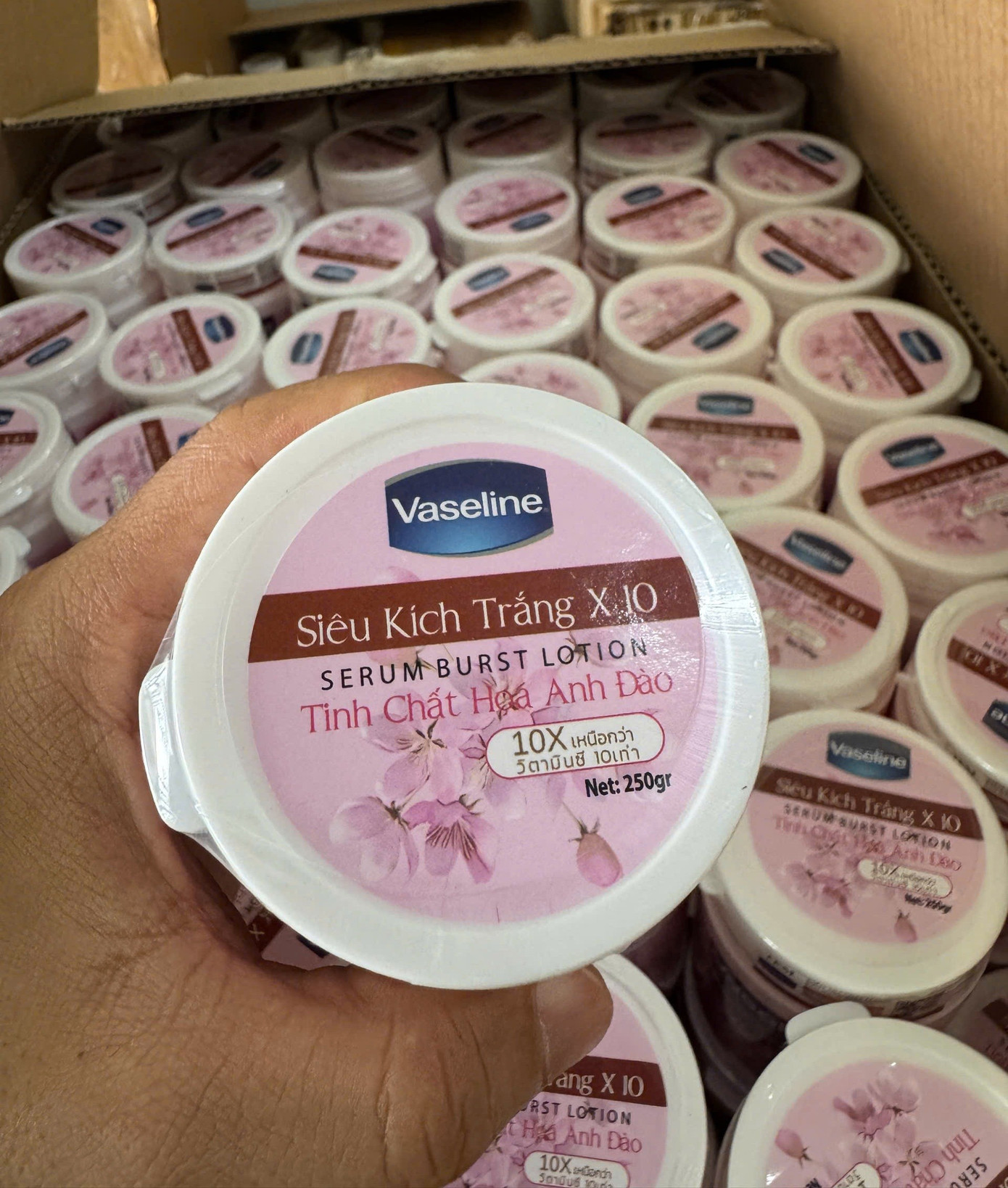 Triệt phá “công xưởng” mỹ phẩm giả giữa khu dân cư TP.HCM, thu giữ hơn 10.000 sản phẩm