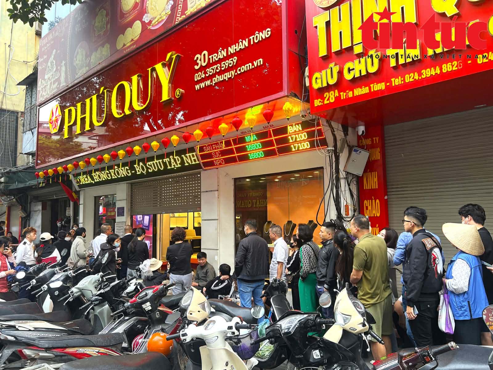 Giá vàng lao dốc: Nhà đầu tư đồng loạt “án binh bất động”, doanh nghiệp bán không giới hạn