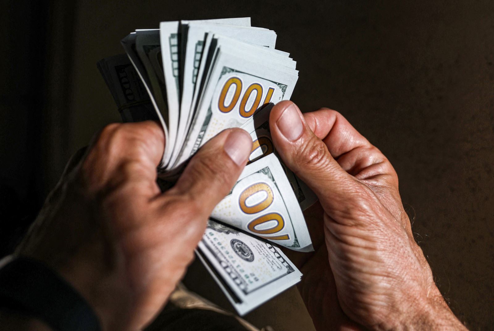 Tỷ giá bật mạnh hiếm thấy, USD áp sát trần khi áp lực ngoại tệ tăng nhiệt