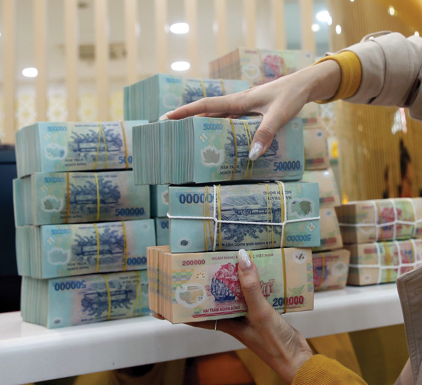 Ngành ngân hàng kiểm soát nợ xấu, áp lực vẫn lớn