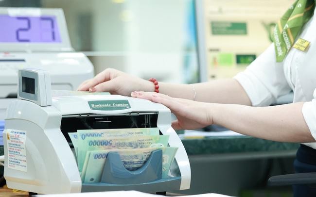 Doanh nghiệp mắc kẹt giữa hai làn sóng lãi suất