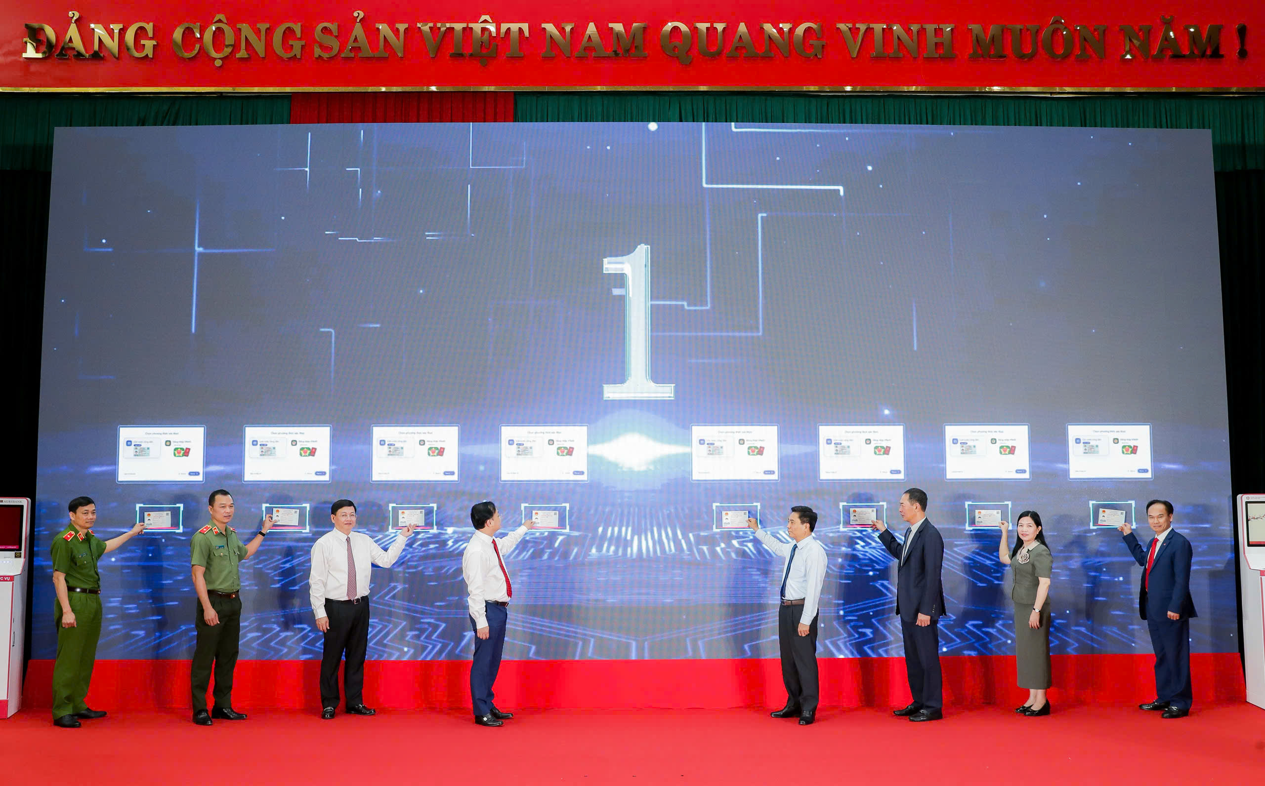 Agribank đồng hành cùng tỉnh Thanh Hoá triển khai mô hình Kiosk hành chính công thông minh