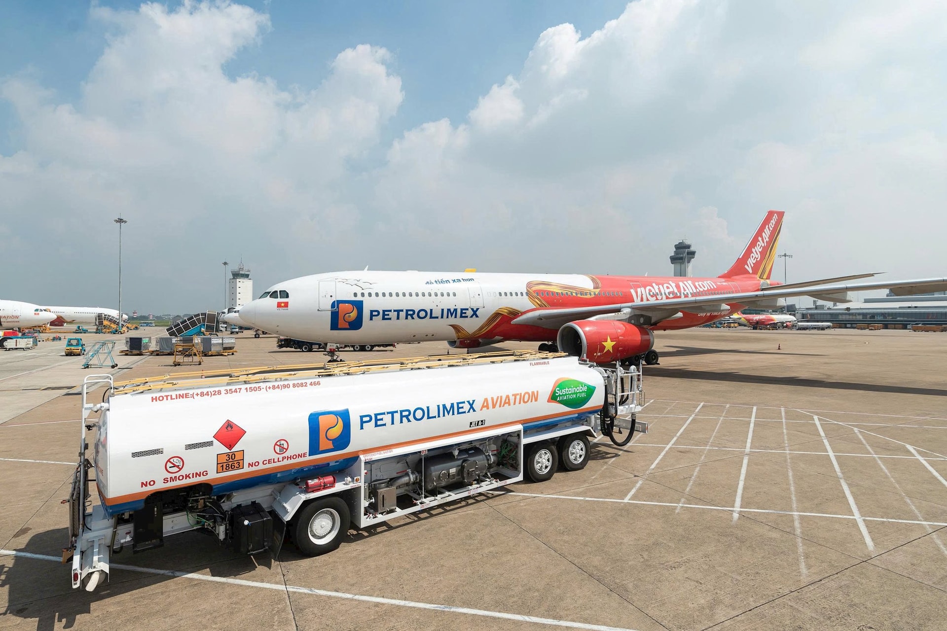 Giá nhiên liệu tăng cao, hãng bay tìm “điểm cân bằng” giữa chi phí và giá vé