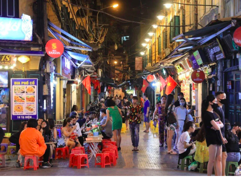 Chi cho ăn uống vẫn lớn, nhiều hàng quán vẫn chật vật