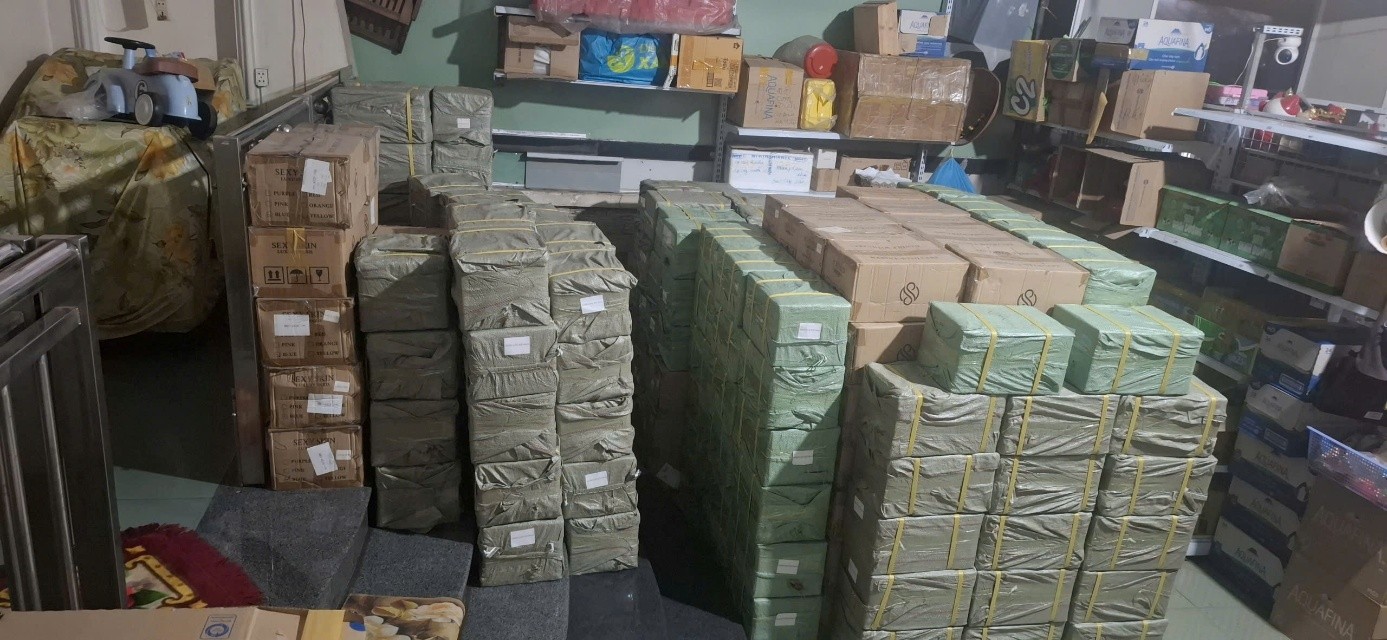 Đột kích kho mỹ phẩm ở TP HCM, phát hiện 5.564 chai sữa tắm “3 không”