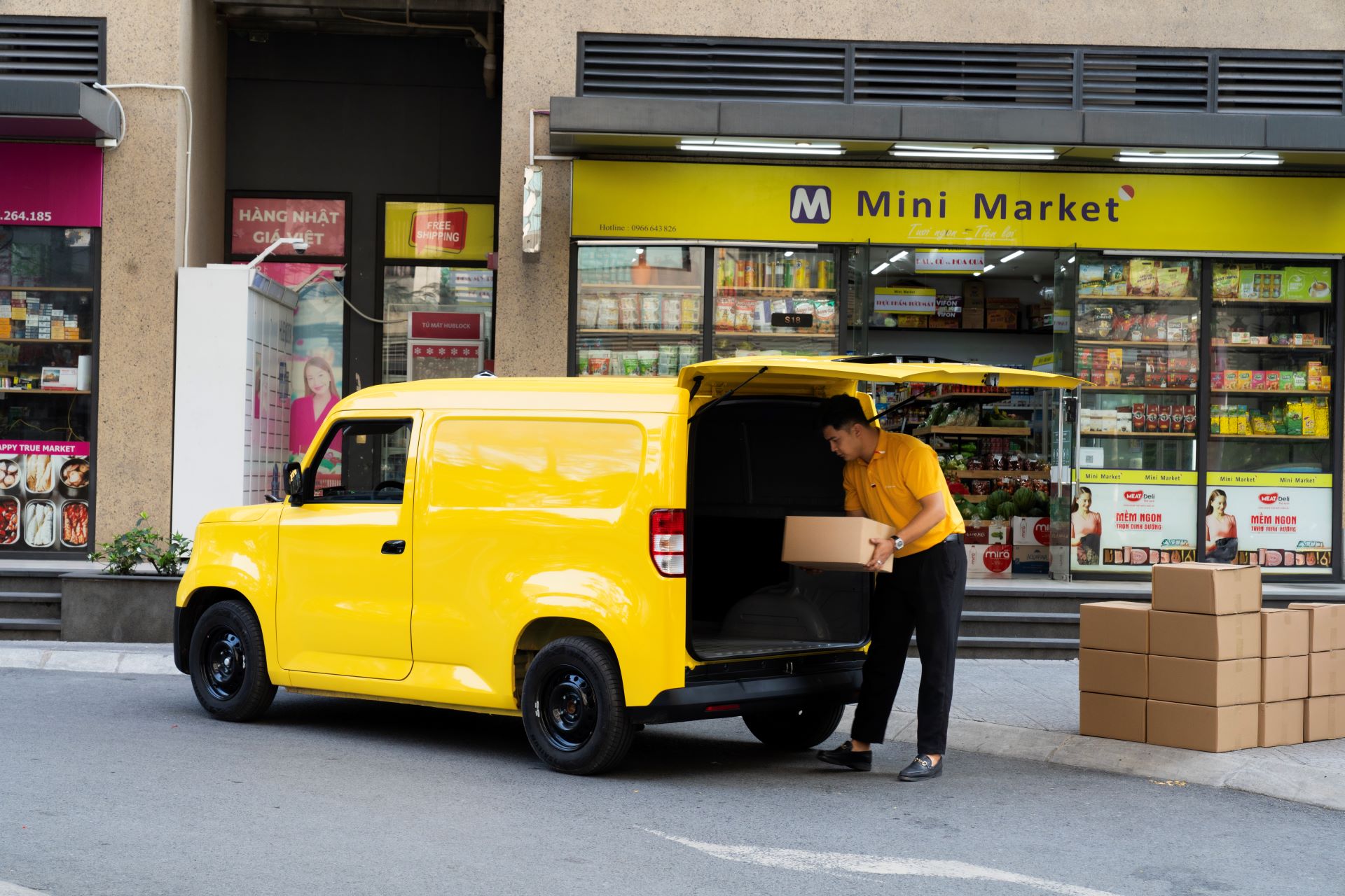 Tiểu thương chấm điểm 10 cho VinFast EC Van vì xe gọn, thùng rộng, chạy cả ngày không tốn tiền nhiên liệu