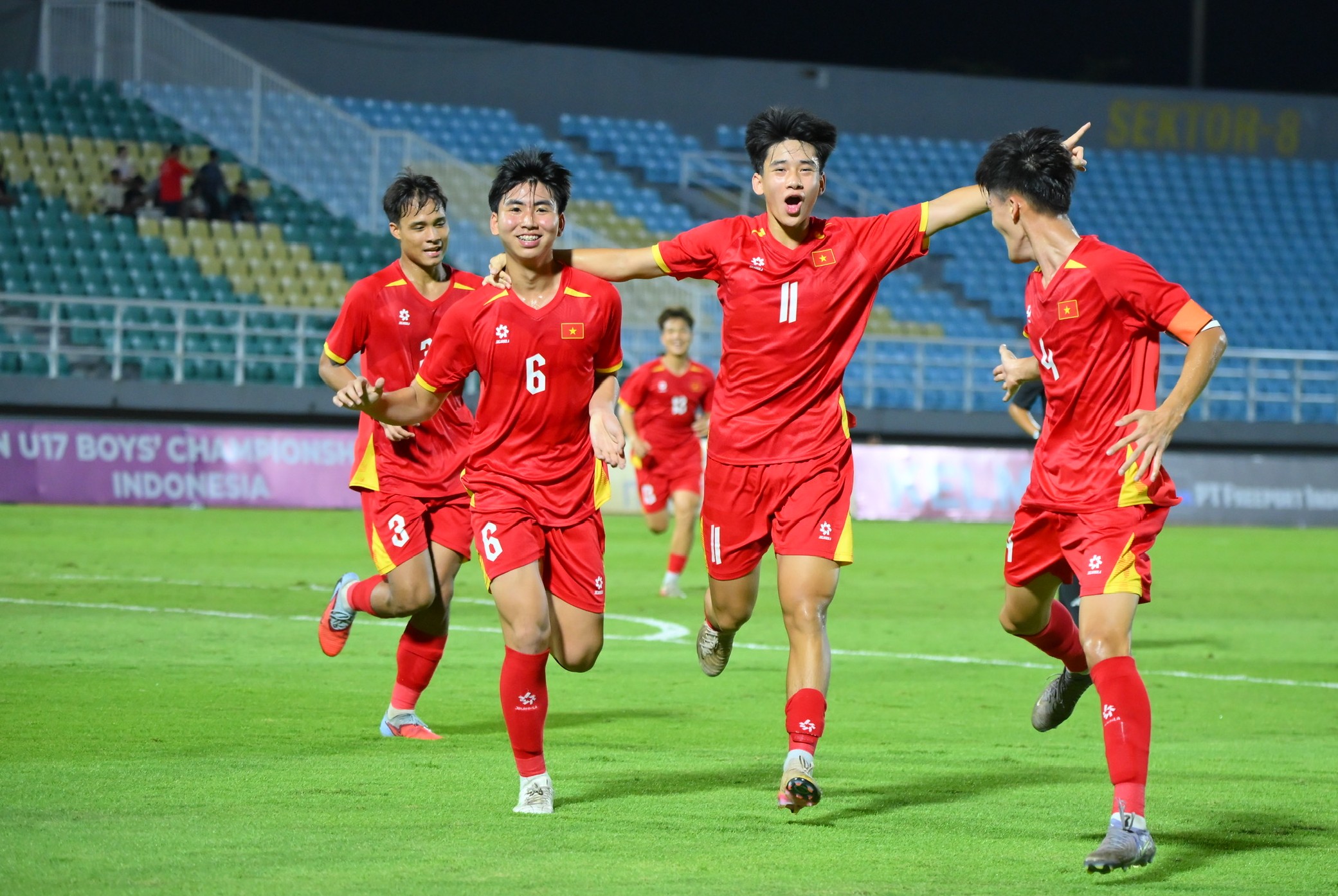 U17 Việt Nam vô địch Dấu ấn HLV Roland và “hệ sinh thái” CLB Hà Nội